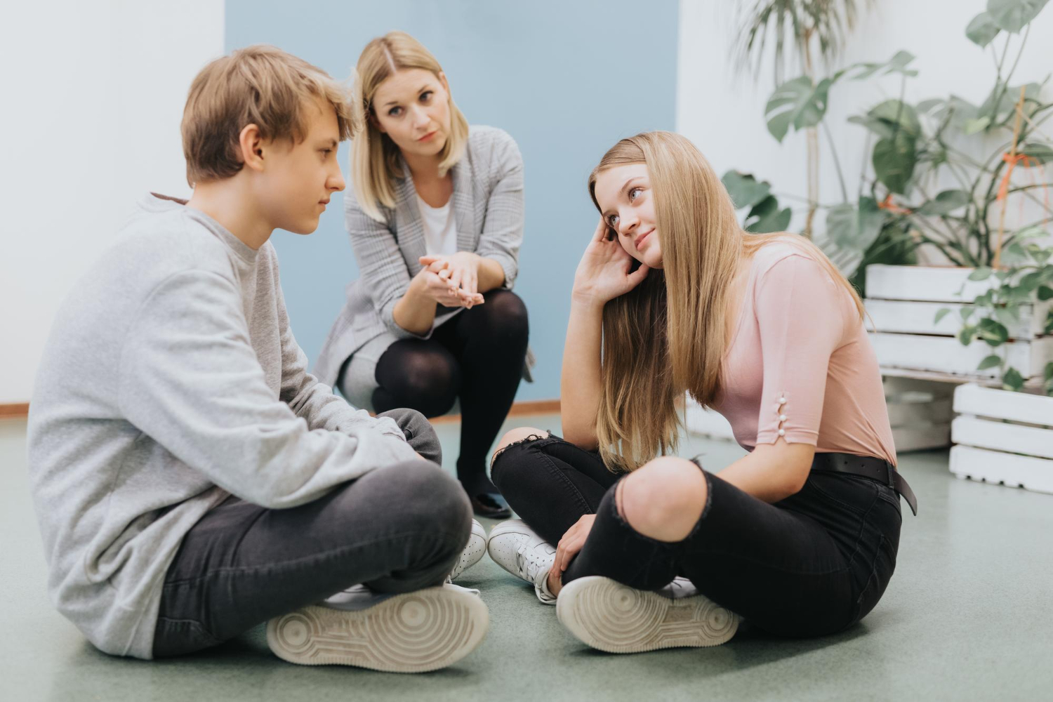 nastolatki rozmawiają siedząc na podłodze